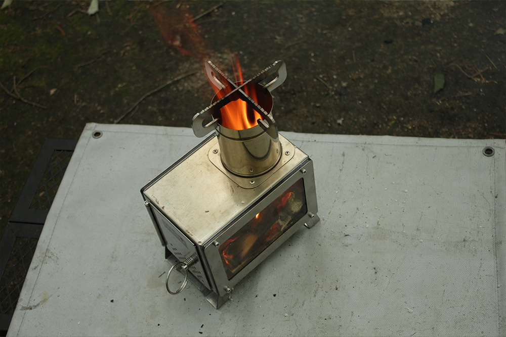 クオルツ　ステンレスウッドストーブ　STAINLESS WOOD STOVE WILD-1で見かけたコンパクトで可愛い薪ストーブ！！Qualz